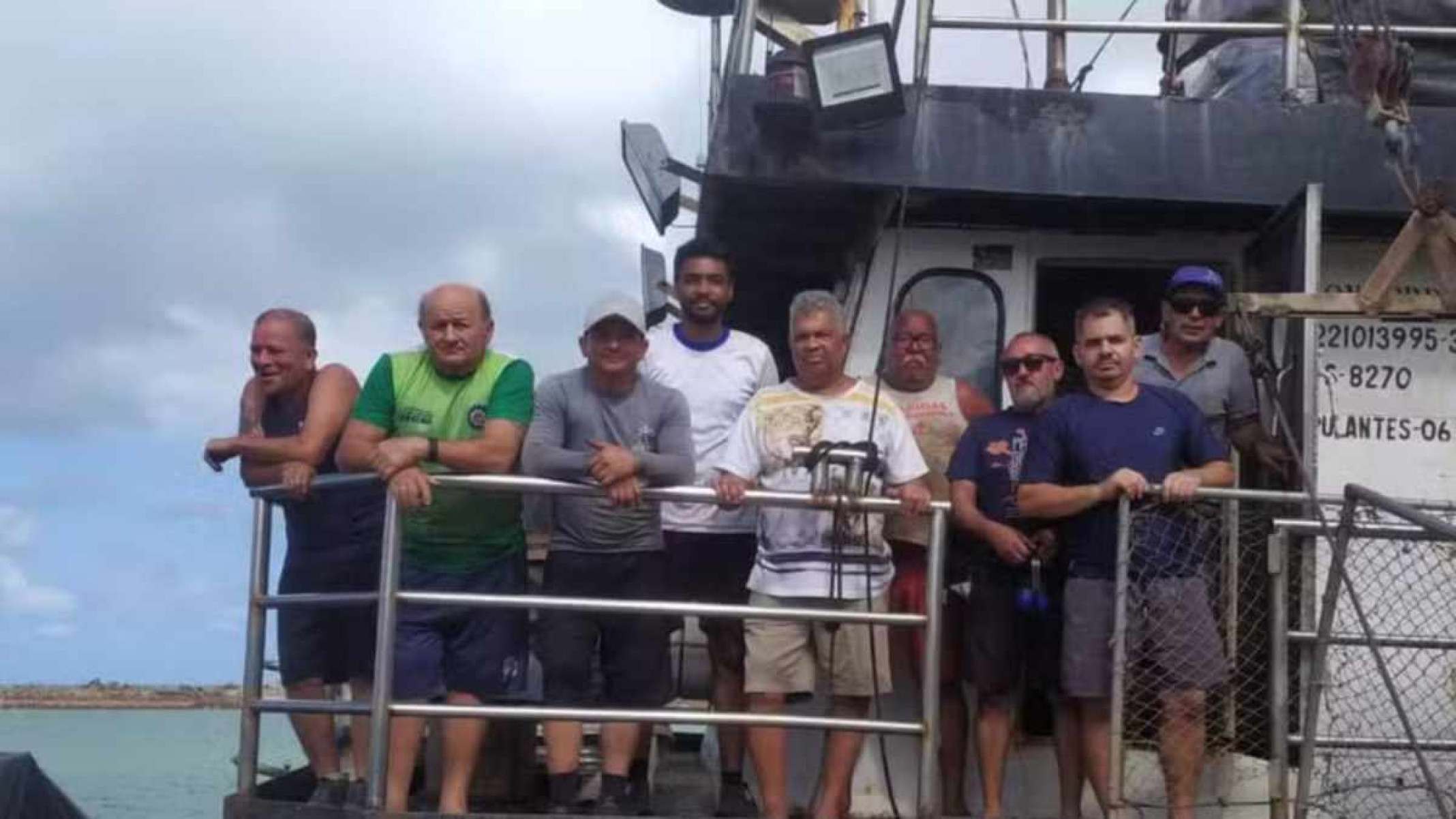 Tripulantes estão desaparecidos após naufrágio de navio de carga em PE