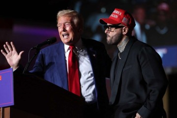 Donald Trump e o cantor latino Nicky Jam -  (crédito: JUSTIN SULLIVAN / GETTY IMAGES NORTH AMERICA / Getty Images via AFP  )