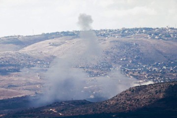  This picture taken from Israel along the border with Lebanon shows smoke billowing above the Lebanese village of Blida amid Israeli bombardment on September 17, 2024. (Photo by Jalaa MAREY / AFP)
       -  (crédito:  AFP)