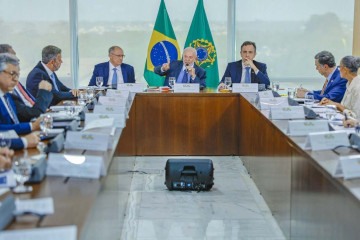 Presidente da República, Luiz Inácio Lula da Silva, durante reunião com o Presidente do Senado Federal e do Congresso Nacional, Senador Rodrigo Pacheco, Presidente da Câmara dos Deputados, Deputado Arthur Lira, e Presidente do Supremo Tribunal Federal (STF), Ministro Luís Roberto Barroso, no Palácio do Planalto     -  (crédito:  Ricardo Stuckert/PR)