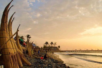 Os pescadores peruanos se sentam nos 'caballitos' e surfam pelas ondas até chegarem à praia com os peixes -  (crédito: Heather Jasper)