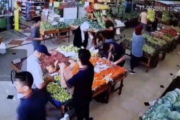 Câmera de segurança mostra explosão atingindo militante do Hezbollah (de boné), enquanto fazia compras em mercado de Beirute: atingido pelos estilhaços de aparelho guardado na bolsa, homem caiu no chão