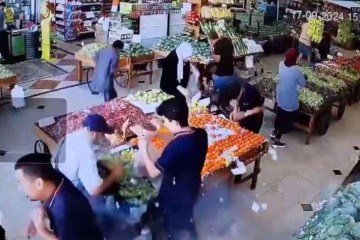 Câmera de segurança mostra explosão atingindo militante do Hezbollah (de boné), enquanto fazia compras em mercado de Beriute: aparelho estava guardado na bolsa