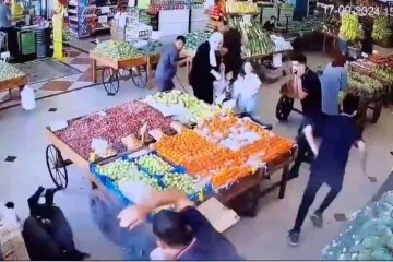 Câmera de segurança mostra explosão atingindo militante do Hezbollah (de boné), enquanto fazia compras em mercado de Beriute: aparelho estava guardado na bolsa -  (crédito: Threads/Reprodução)