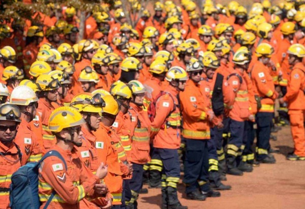 CBMDF multiplicou em 13 vezes a quantidade de militares responsáveis por combater os incêndios no Parque Nacional de Brasília -  (crédito: Fotos: Ed Alves/CB/D.A Press)