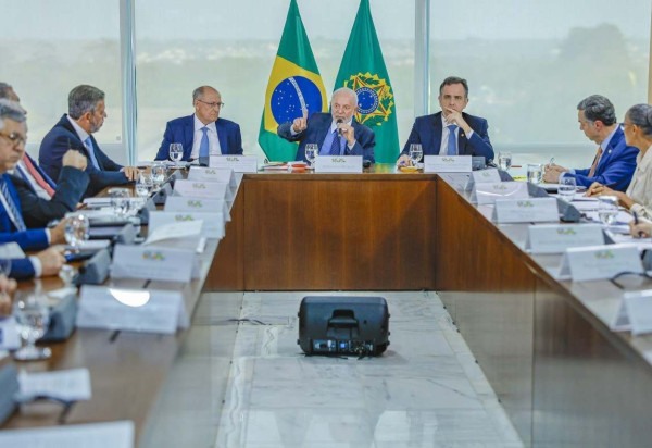 Presidente da República, Luiz Inácio Lula da Silva, durante reunião com o Presidente do Senado Federal e do Congresso Nacional, Senador Rodrigo Pacheco, Presidente da Câmara dos Deputados, Deputado Arthur Lira, e Presidente do Supremo Tribunal Federal (STF), Ministro Luís Roberto Barroso, no Palácio do Planalto     -  (crédito:  Ricardo Stuckert/PR)