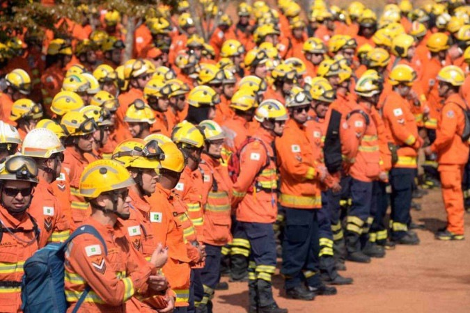 CBMDF multiplicou em 13 vezes a quantidade de militares responsáveis por combater os incêndios no Parque Nacional de Brasília -  (crédito: Fotos: Ed Alves/CB/D.A Press)