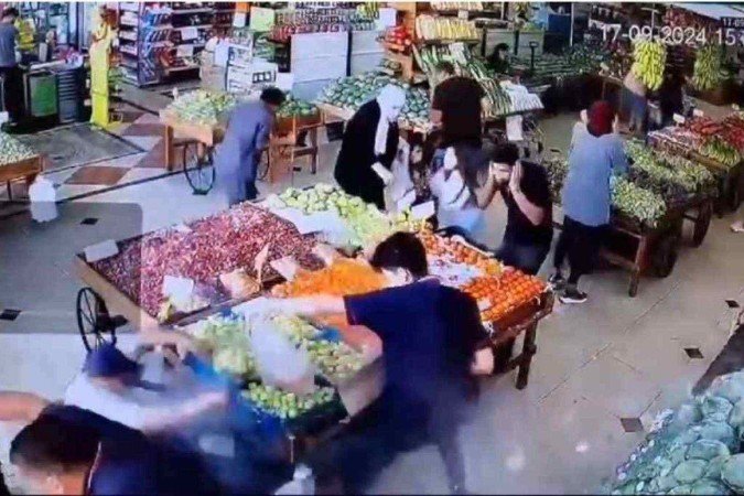Câmera de segurança mostra explosão atingindo militante do Hezbollah (de boné), enquanto fazia compras em mercado de Beriute: aparelho estava guardado na bolsa