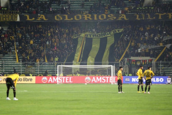  LA PAZ, BOLIVIA - AUGUST 21: Fans of The Strongest cheer on the background as player stay on the field following the Copa CONMEBOL Libertadores 2024 Round of 16 second-leg match between The Strongest and PeÃ±arol at Hernando Siles Stadium on August 21, 2024 in La Paz, Bolivia. (Photo by Gaston Brito Miserocchi/Getty Images)
      Caption  -  (crédito:  Getty Images)