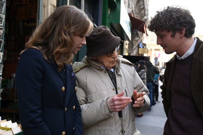 Lou de Laâge, Woody Allen e Niels Scneider no set de filmagem  -  (crédito:  Thierry Valletoux/ Divulgação)