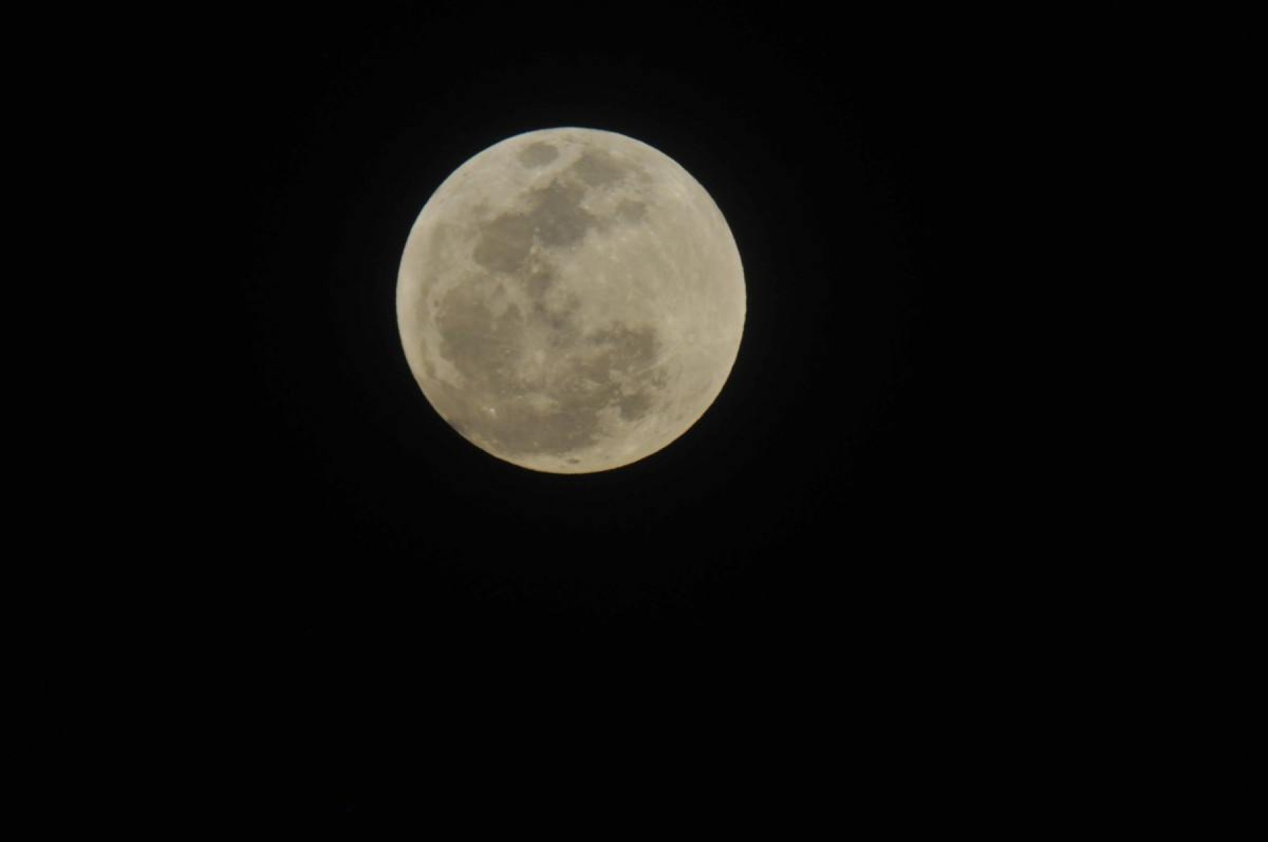 La superluna y el eclipse parcial son un espectáculo en la niebla direccional; ver fotos