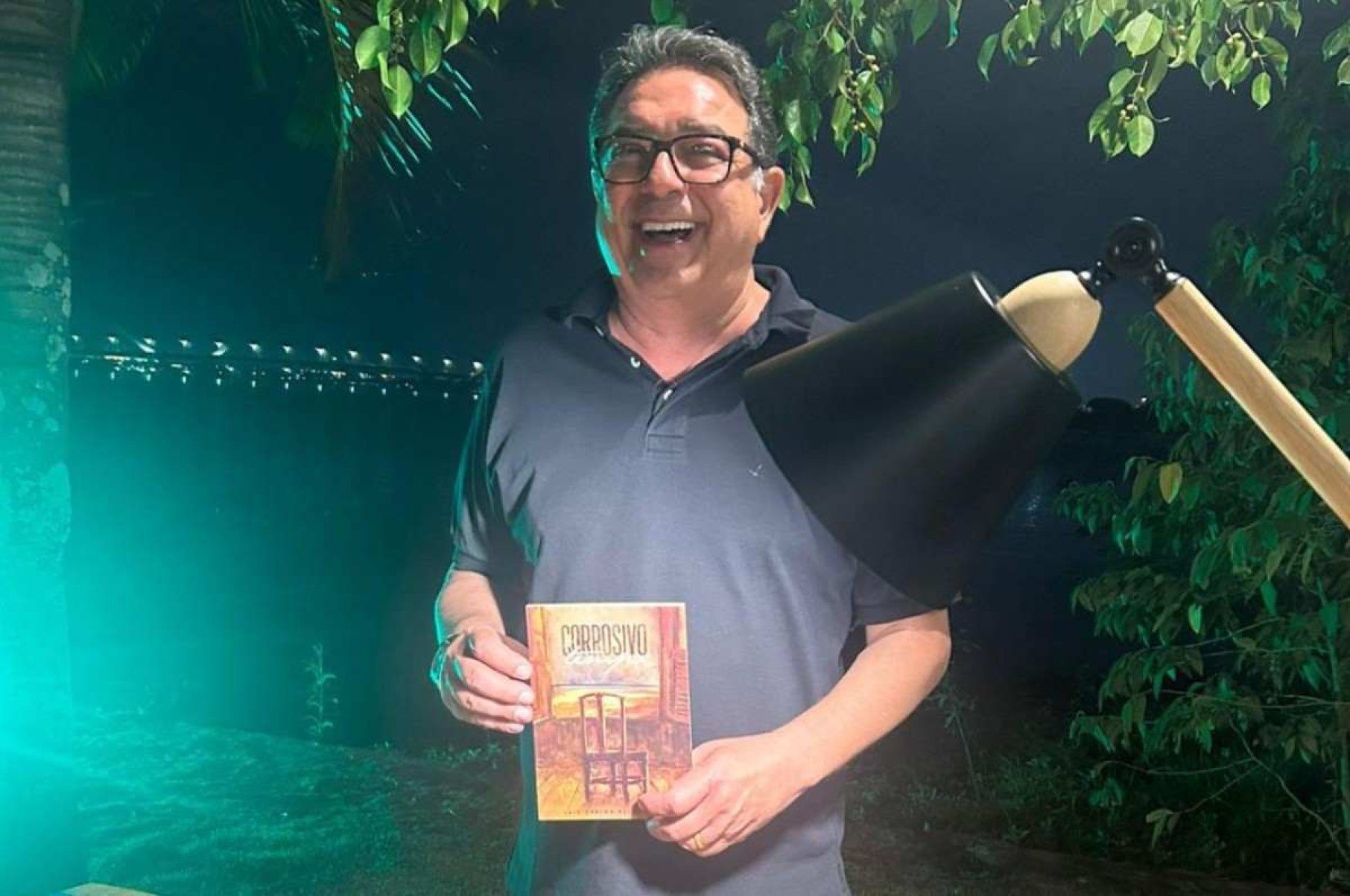 Em noite de Superlua, Luis Alcoforado lança livro de poesia na capital
