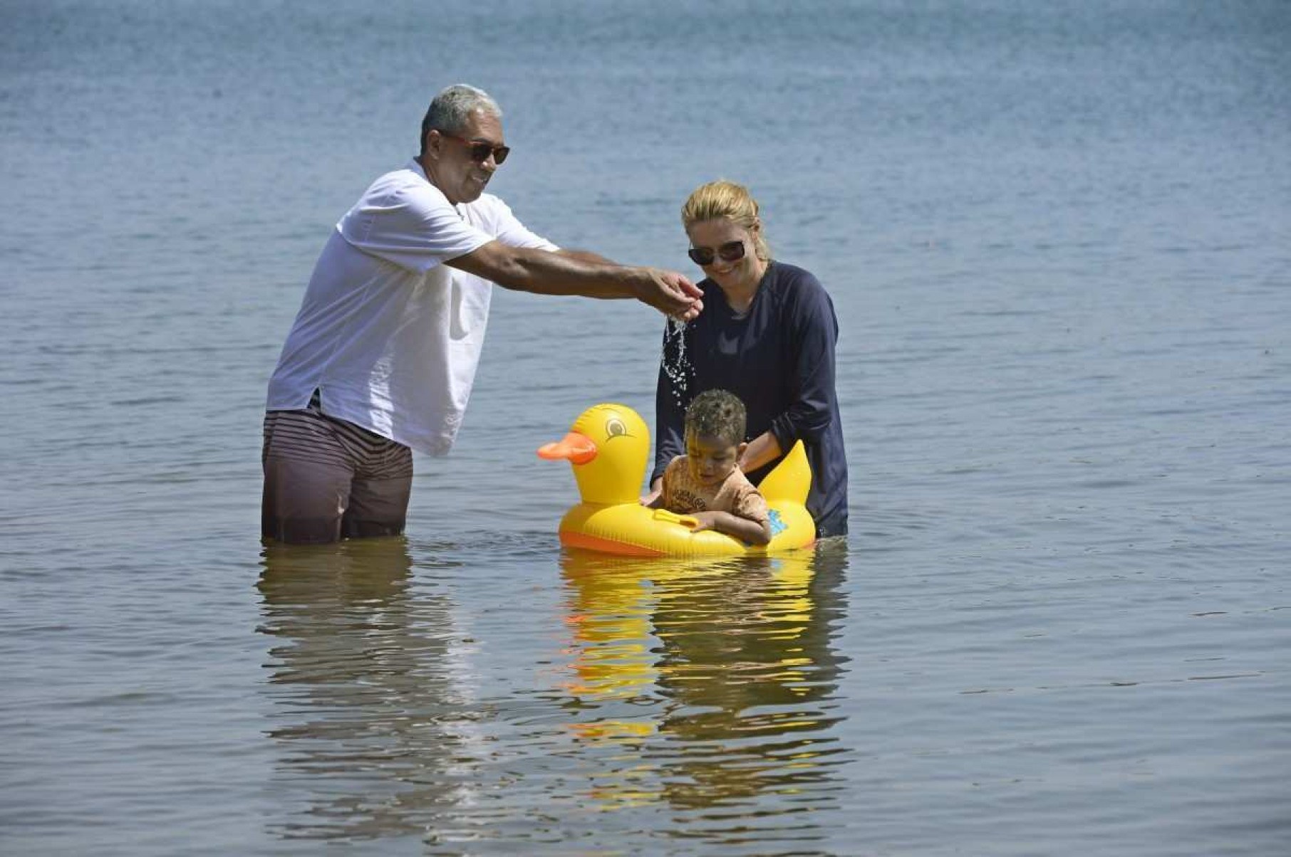  18/09/2024 Crédito: Marcelo Ferreira/CB/D.A Press. Brasil. Brasília - DF -  Carlor em Brasília, Lago Norte,  prainha do Lago Paranoá. Alex Fabiano com a esposa Rosimari Robuski e o neto.