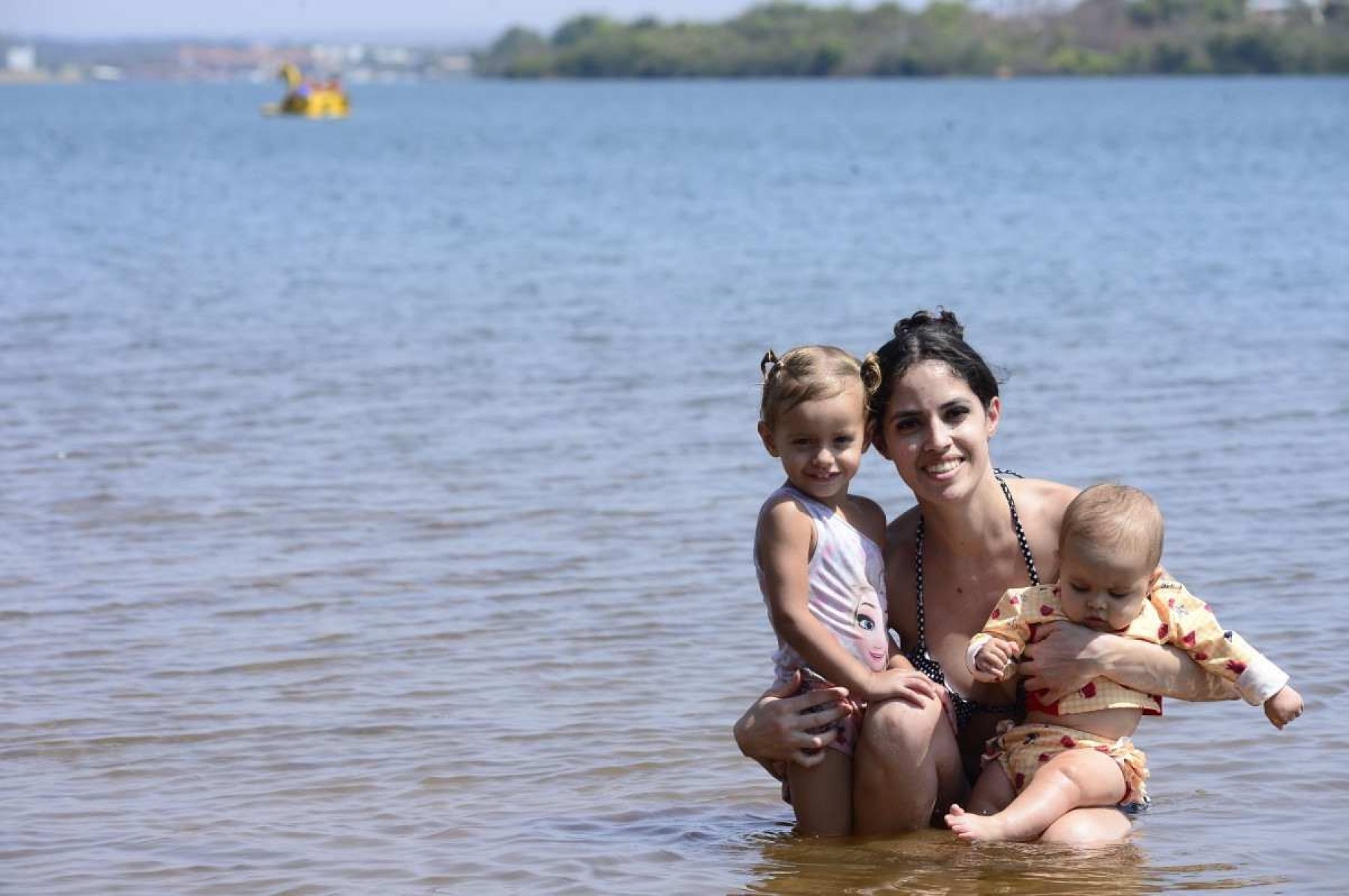  18/09/2024 Crédito: Marcelo Ferreira/CB/D.A Press. Brasil. Brasília - DF -  Carlor em Brasília, Lago Norte,  prainha do Lago Paranoá. Vitória Rebeca com a filha Estela (no braço) e a sobrinha Júlia.