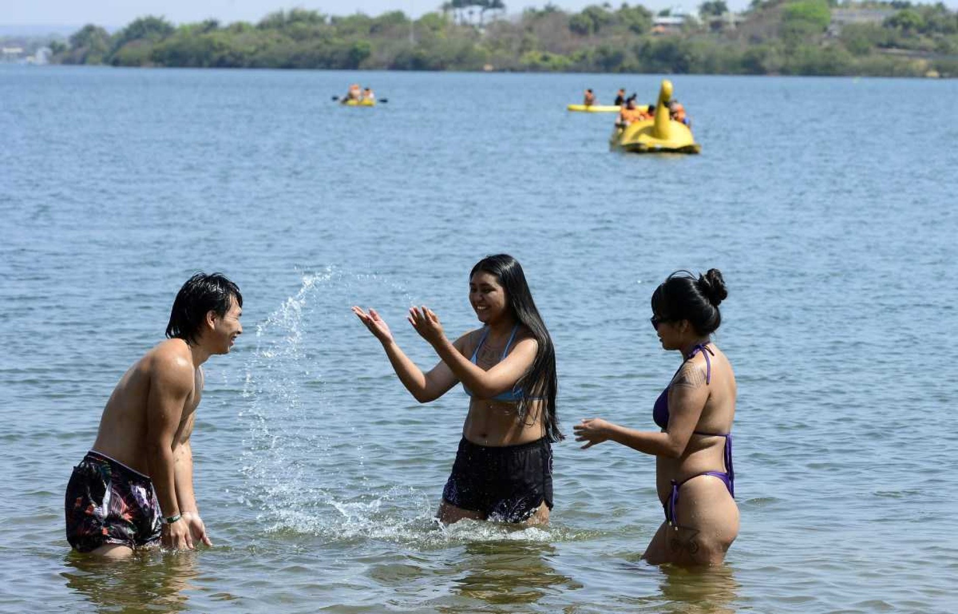  18/09/2024 CrÃ©dito: Marcelo Ferreira/CB/D.A Press. Brasil. BrasÃ­lia - DF -  Carlor em BrasÃ­lia, Lago Norte,  prainha do Lago ParanoÃ¡. Amigos Mitoan Waikwon, VanderlÃ©ia Ferreira e Alainis Fernandes.