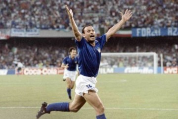 Salvatore 'Totò' Schillaci comemora gol na Copa do Mundo de 1990: artilheiro do torneio com seis gols morreu nesta quarta-feira, aos 59 anos -  (crédito: Reprodução/Gazzetta dello Sport)