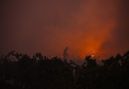 Um bombeiro combate um incêndio florestal na aldeia de Veiga, em Águeda, Aveiro, a 17 de setembro de 2024       -  (crédito: PATRICIA DE MELO MOREIRA / AFP)