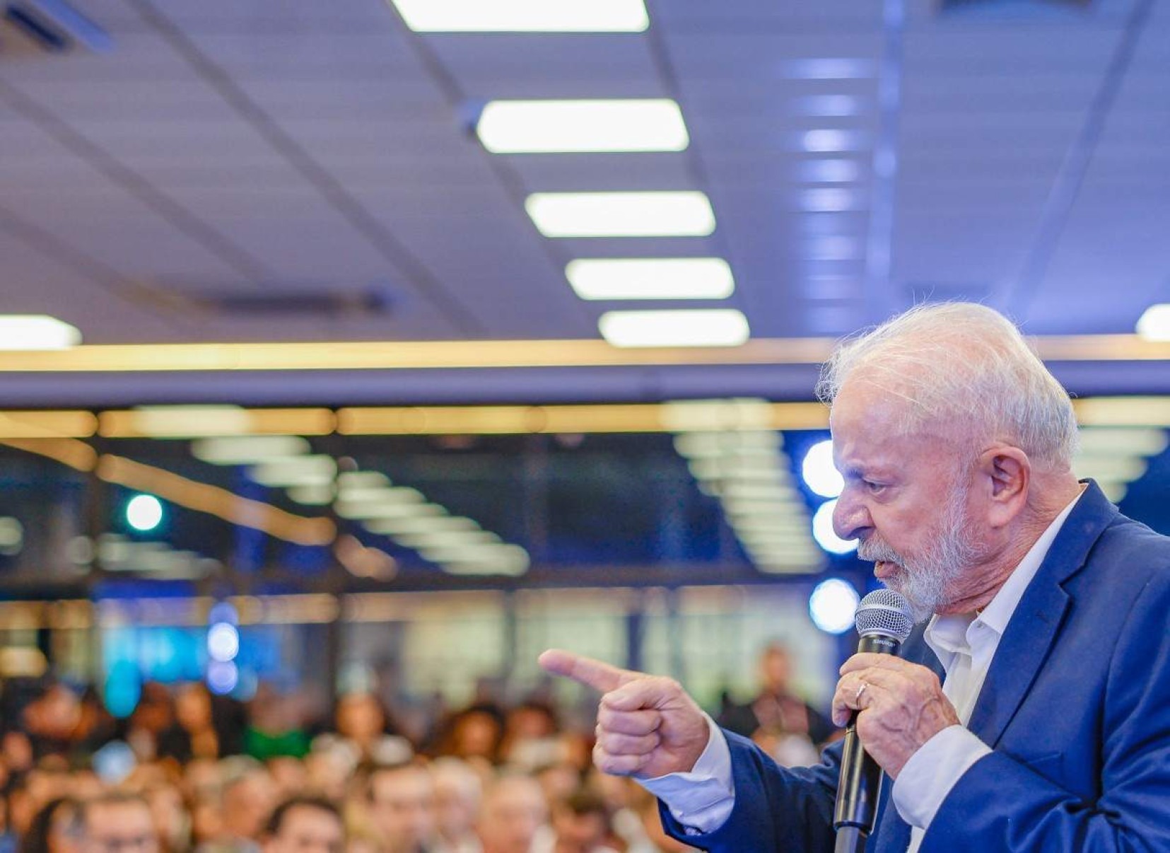 Carro de equipe de Lula é roubado em local de votação do presidente