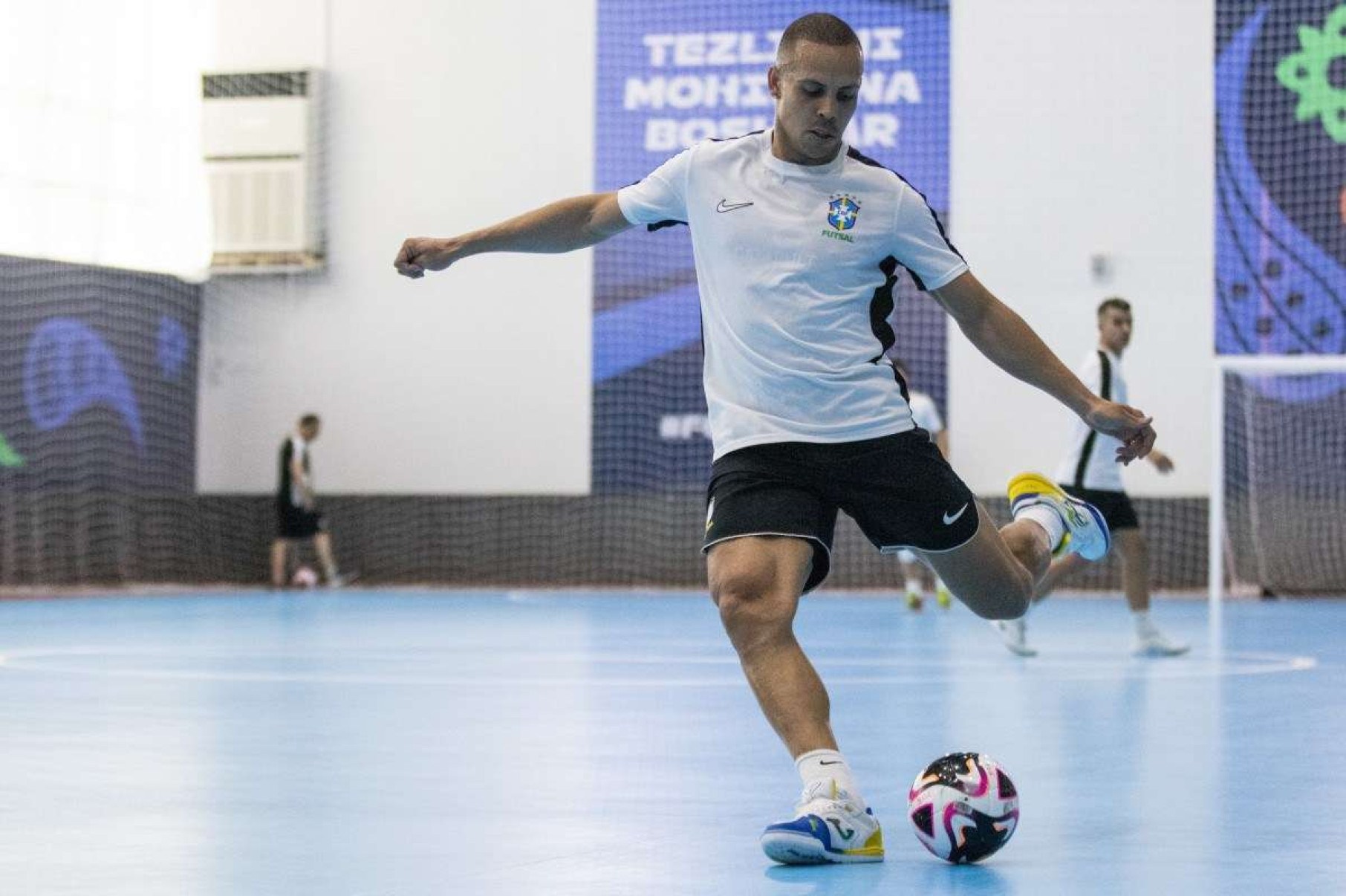 Ferrão se recupera e comemora volta à quadra na Copa do Mundo de futsal