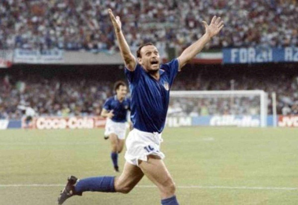 Salvatore 'Totò' Schillaci comemora gol na Copa do Mundo de 1990: artilheiro do torneio com seis gols morreu nesta quarta-feira, aos 59 anos -  (crédito: Reprodução/Gazzetta dello Sport)