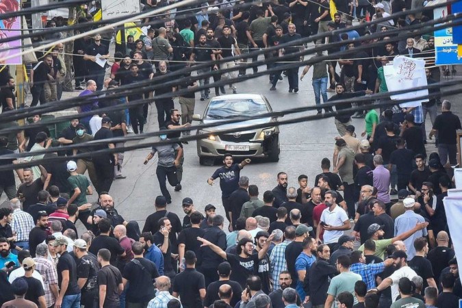 Libaneses reagem após explosão durante o funeral de mortos no ataque de terça-feira, no sul de Beirute  -  (crédito: Fadel Itani/AFP)