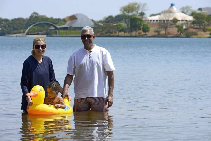 Alex Fabiano e Rosimari Robuski levaram o neto para aliviar o calor na Prainha 