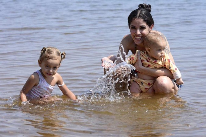 Moradora de Samambaia, Vitória Rebeca levou a filha Estela (no colo) e a sobrinha Júlia para um refresco na Prainha do Lago Norte