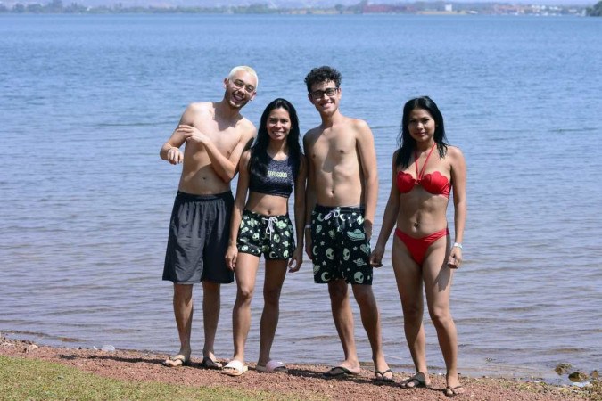 Brasilieses e turistas procuram alívio na Prainha do Lago Paranoá