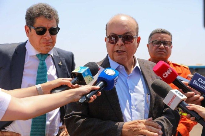  O governador Ibaneis Rocha, o comandante-geral do CBMDF, coronel Sandro Gomes, e o secretário de Segurança Pública, Sandro Avelar, avaliaram a situação do Parque Nacional de Brasília em voo de helicóptero nesta quarta-feira (18).