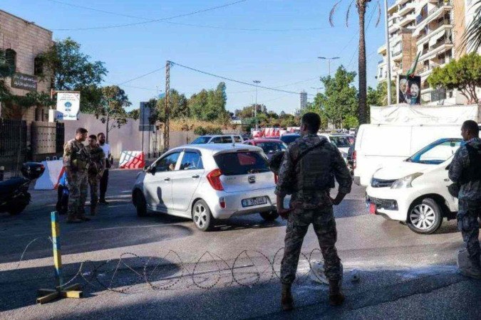 Três mulheres chegam a um hospital em Beirute para receber notícias de parentes, após as explosões -  (crédito: Getty Images)