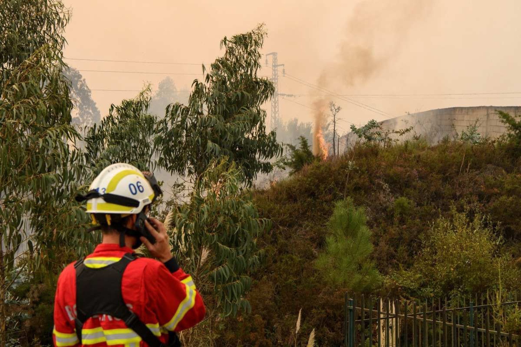 Um bombeiro observa o início de um incêndio florestal em Gondomar, no dia 18 de setembro de 2024      