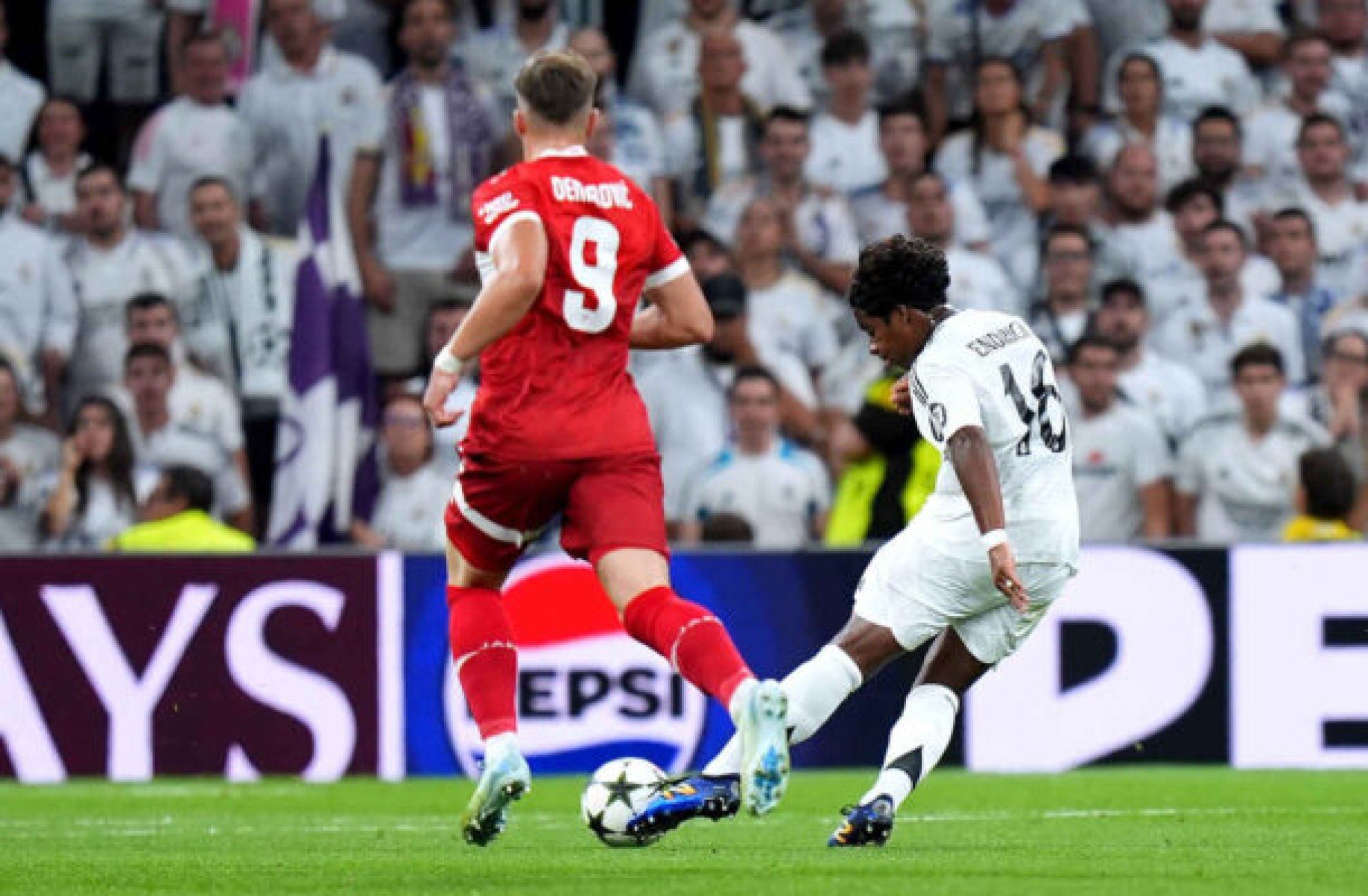  MADRID, SPAIN - SEPTEMBER 17: Endrick of Real Madrid scores his team's third goal under pressure from Ermedin Demirovic of VfB Stuttgart during the UEFA Champions League 2024/25 League Phase MD1 match between Real Madrid CF and VfB Stuttgart at Estadio Santiago Bernabeu on September 17, 2024 in Madrid, Spain. (Photo by Angel Martinez/Getty Images)
      Caption  -  (crédito:  Getty Images)