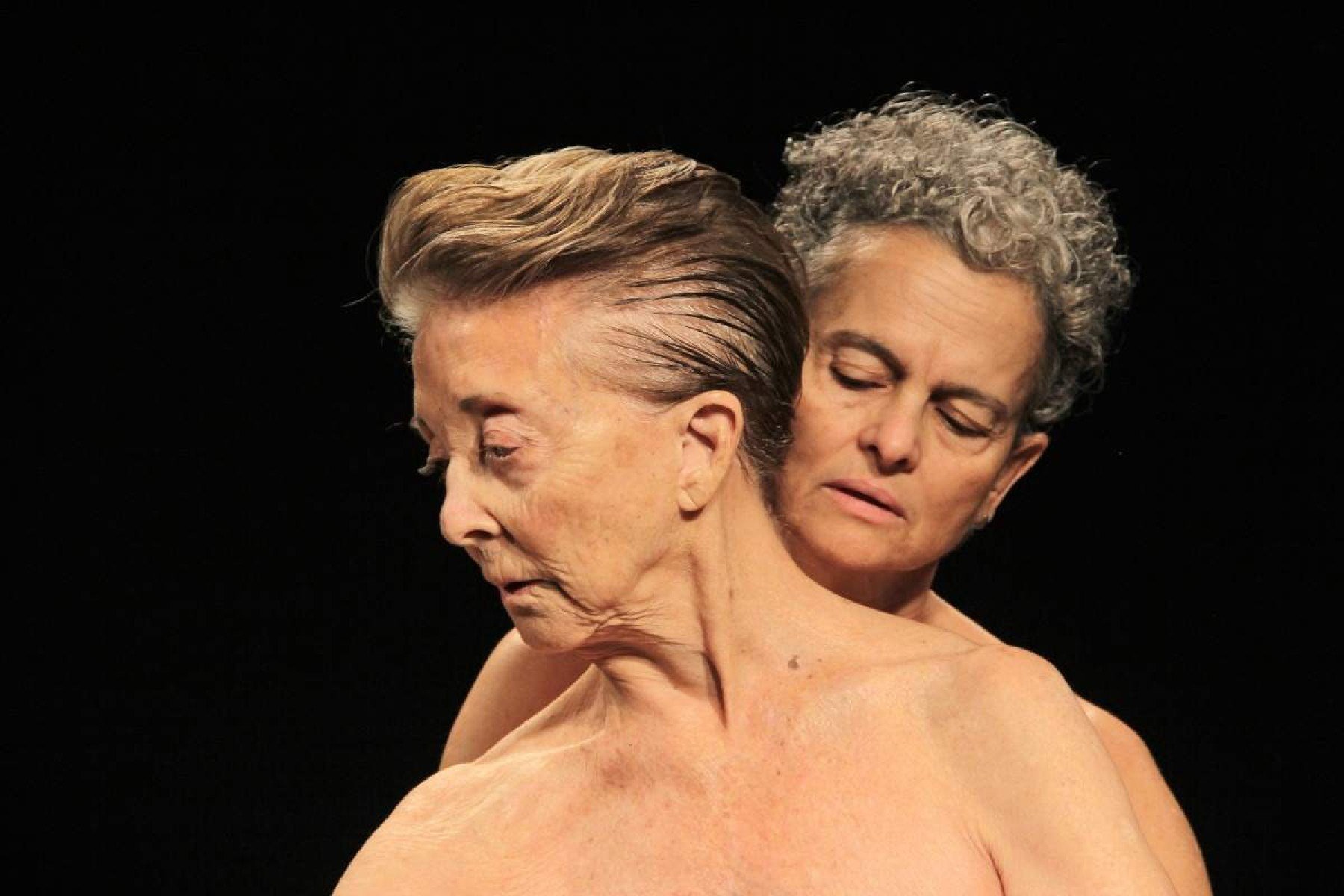 A escultura, performance/peça/espetáculo com Yara de Cunto e Giselle Rodrigues, de Adriano Guimarães