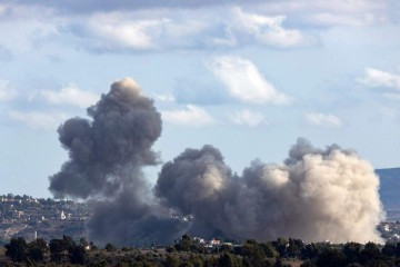 Coluna de fumaça se ergue em local de bombardeio israelense no vilarejo de Adshit, no sul do Líbano  -  (crédito: Ammar Ammar/AFP)