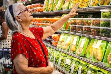  19/09/2024 Crédito: Kayo Magalhães/CB/D.A Press. Cidades. Embalagens poluentes nos supermercados. Na foto, Neide Lins, 76 anos.