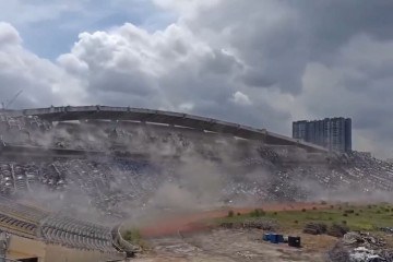 Estádio com 80 mil lugares é demolido para reforma; veja vídeo< No Ataque - 