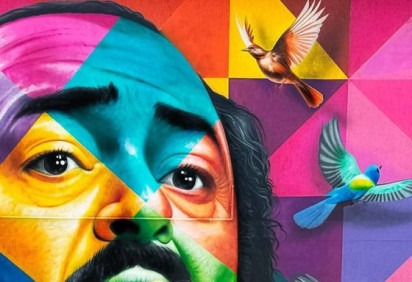 Uma nova obra do artista urbano brasileiro Eduardo Kobra faz uma homenagem ao tenor italiano Luciano Pavarotti , que morreu em 6 de setembro de 2007, na sua cidade natal de Módena. No painel, pássaros saem da boca do cantor, cuja voz poderosa é eternamente lembrada.  -  (crédito: Reprodução redes sociais )