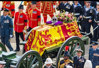 Há dois anos, no dia 19/09/2022, ocorreu o funeral da Rainha Elizabeth II, do Reino Unido. A monarca foi sepultada no Castelo de Windsor, em Londres, após dez dias de homenagens e uma série de cerimônias e cortejos de despedida. 
 -  (crédito: Department for Digital, Culture, Media and Sport - wikimedia commons )