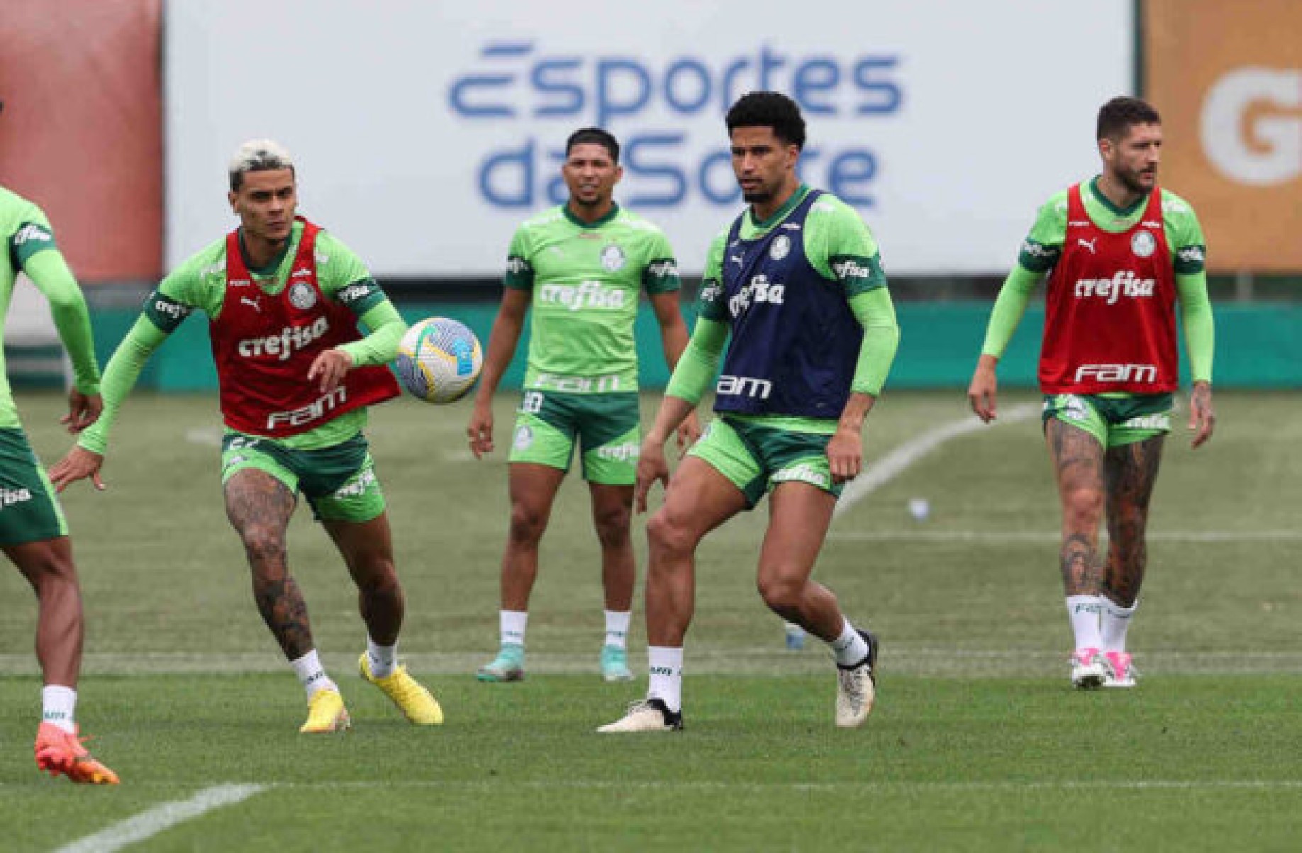  Os jogadores Richard R..os e Murilo (D), da SE Palmeiras, durante treinamento, na Academia de Futebol. (Foto: Cesar Greco/Palmeiras/by Canon)
     -  (crédito:  CESAR GRECO)