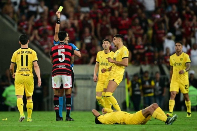  Venezuelan referee Jesus Valenzuela shows a yellow card to Flamengo's Chilean midfielder Erick Pulgar during the Copa Libertadores quarter-final first leg football match between Brazil's Flamengo and Uruguay's Peñarol at the Maracana stadium in Rio de Janeiro, Brazil, on September 19, 2024. (Photo by Mauro PIMENTEL / AFP)
       -  (crédito: Mauro Pimentel/AFP)