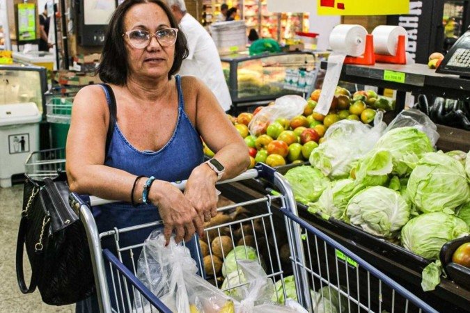  19/09/2024 Crédito: Kayo Magalhães/CB/D.A Press. Cidades. Embalagens poluentes nos supermercados. Na foto, Clara Jordão, 51 anos.