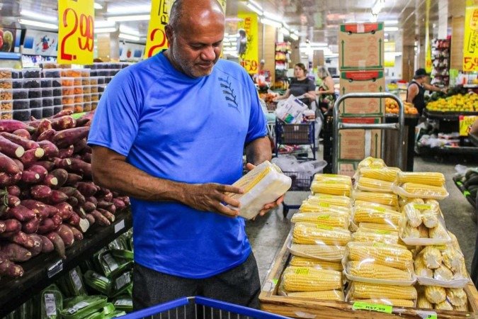  19/09/2024 Crédito: Kayo Magalhães/CB/D.A Press. Cidades. Embalagens poluentes nos supermercados. Na foto, Anibal Rocha Filho, 56 anos.