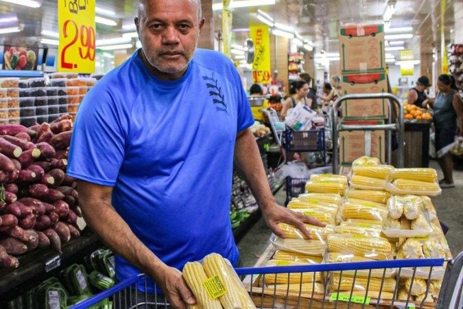  19/09/2024 Crédito: Kayo Magalhães/CB/D.A Press. Cidades. Embalagens poluentes nos supermercados. Na foto, Anibal Rocha Filho, 56 anos.