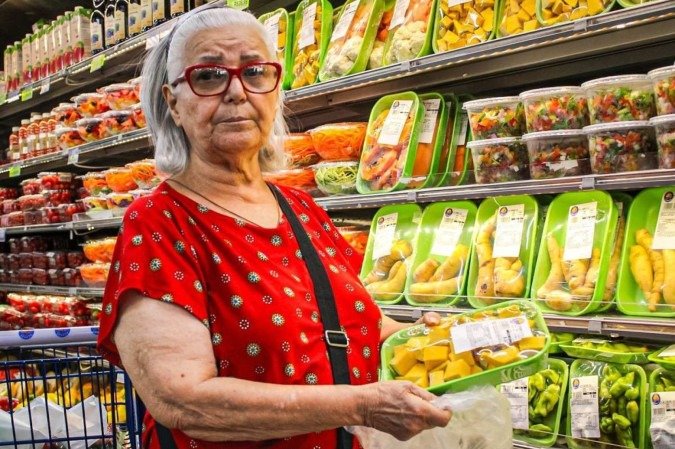  19/09/2024 Crédito: Kayo Magalhães/CB/D.A Press. Cidades. Embalagens poluentes nos supermercados. Na foto, Neide Lins, 76 anos.