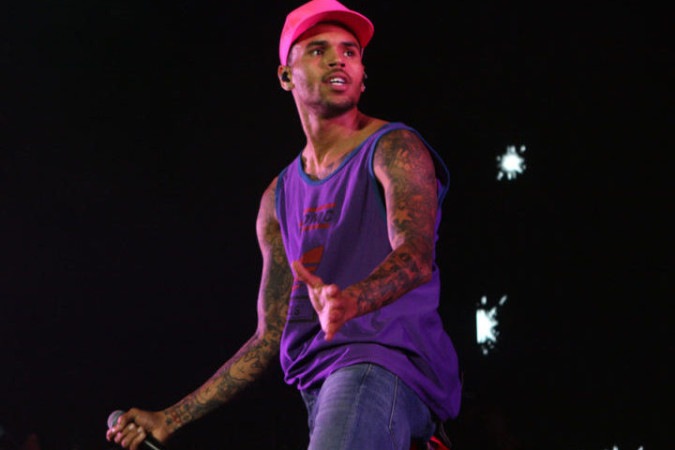 Chris Brown: Em 2015, o rapper norte-americano teve sua casa invadida por três homens armados com lenços cobrindo o rosto. Além de terem levado joias e outros objetos, eles ainda renderam a tia do cantor. -  (crédito: flickr - Eva Rinaldi )