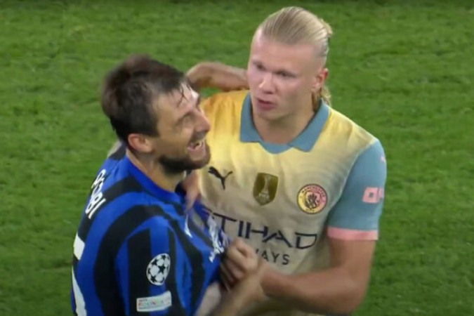 Haaland e Arcebi brincam sobre troca de camisas em empate entre City e Inter, pela Champions League -  (crédito: Foto: Reprodução de TV)