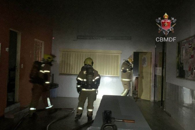 Os bombeiros precisaram forçar a entrada, pois o local estava trancado 