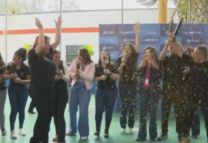 A Escola Estadual Pedro Costa, na Vila Isolina Mazzei, na zona norte de São Paulo, tornou-se finalista do prêmio internacional World's Best School (Melhor Escola do Mundo) na categoria 'Colaboração da Comunidade). Teve festa para comemorar. São apenas 3 finalistas. Somente essa escola é do Brasil.  -  (crédito: Reprodução TV Globo)