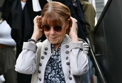 Gisele Pelicot ajeita os cabelos ao sair do tribunal de Avignon durante o julgamento de seu ex-companheiro Dominique Pelicot, acusado de drogá-la por quase dez anos e convidar estranhos para estuprá-la em sua casa       -  (crédito:  CHRISTOPHE SIMON / AFP)