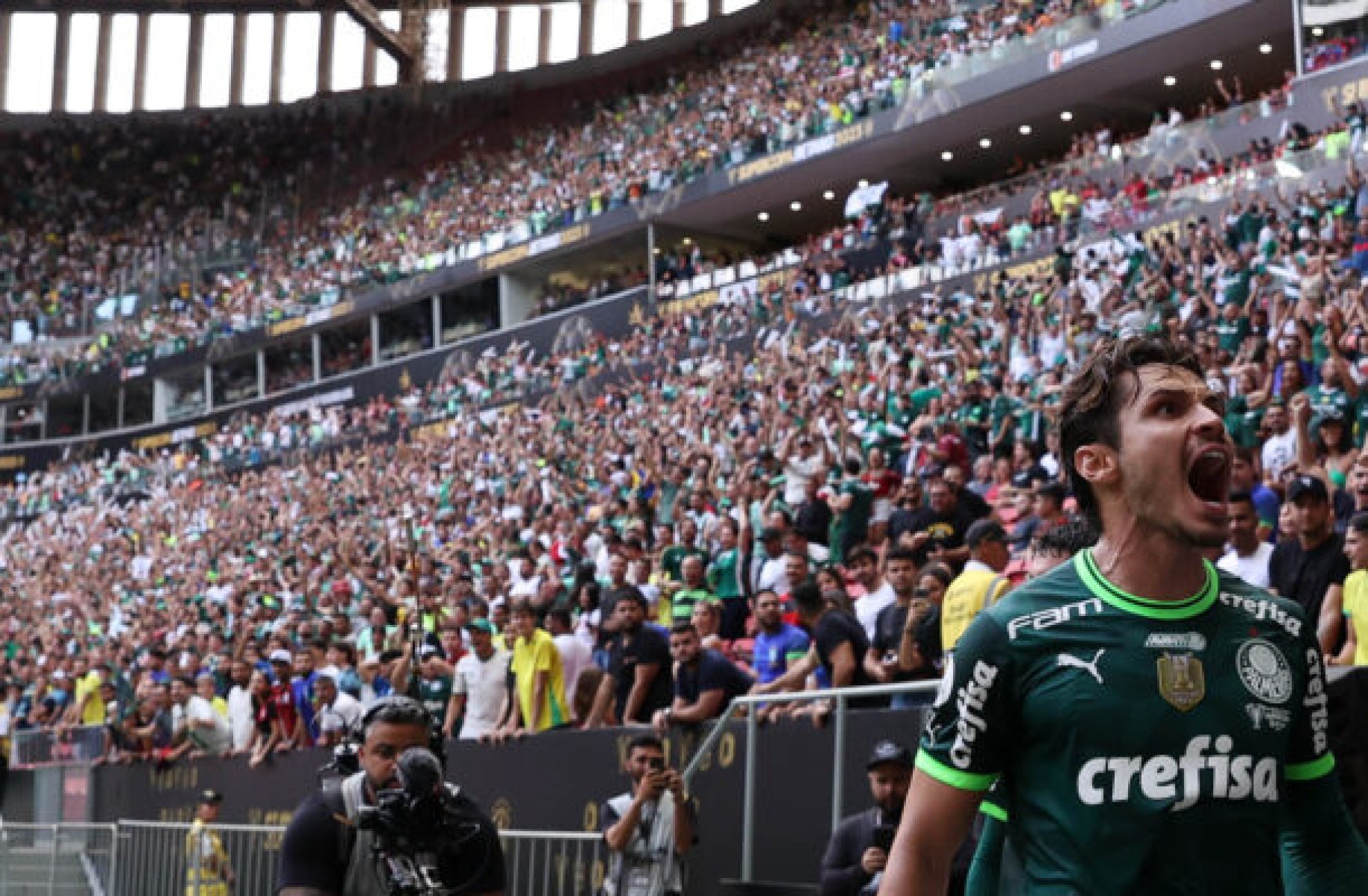  O jogador Raphael Veiga, da SE Palmeiras, comemora seu gol contra a equipe do CR Flamengo, durante partida v..lida pela final da Supercopa do Brasil, no Est..dio Man.. Garrincha. (Foto: Cesar Greco/Palmeiras/by Canon)
     -  (crédito:  CESAR GRECO)